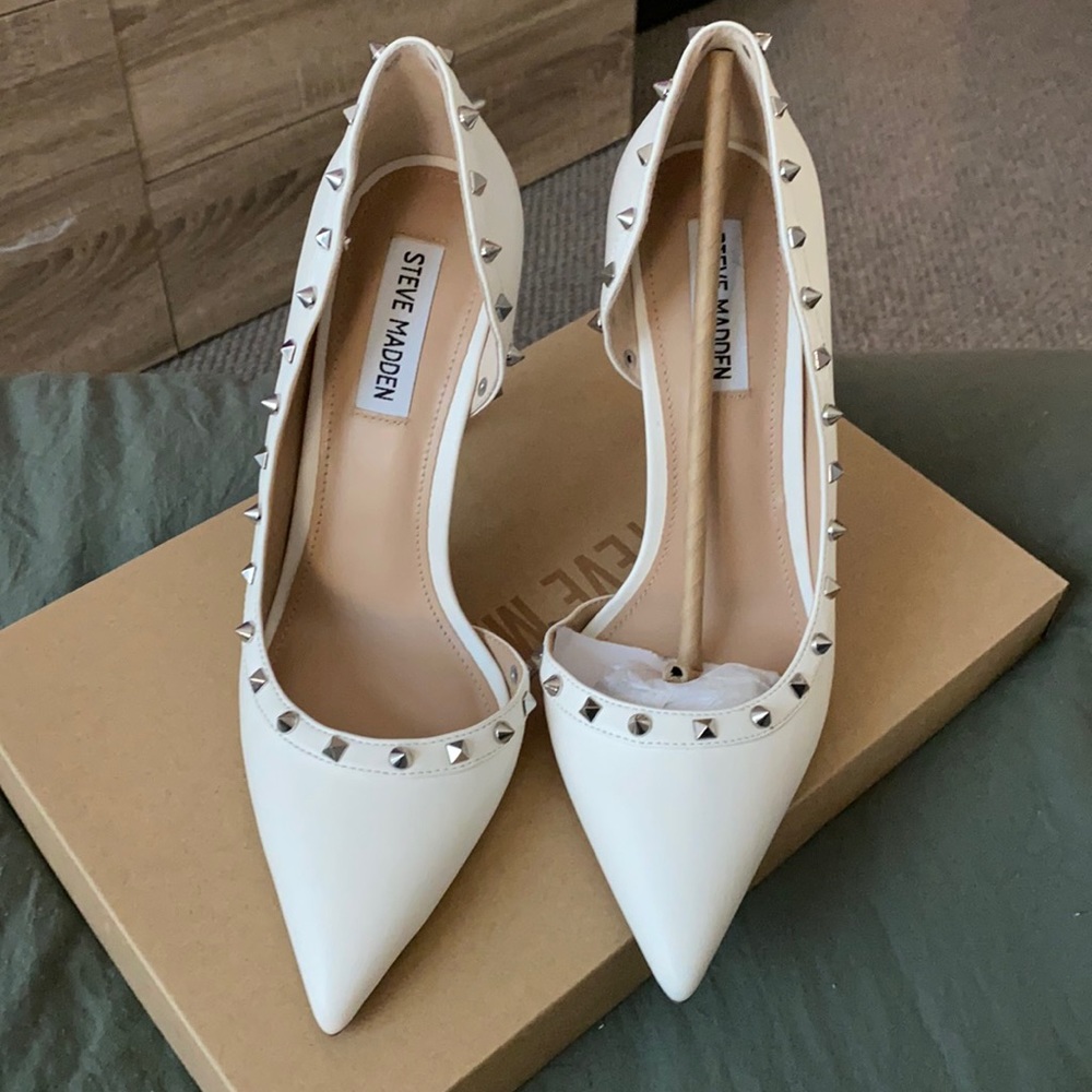 Brand new never worn Steve Madden white pumps!